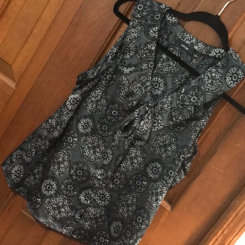 Lack and grey sleeveless blouse
